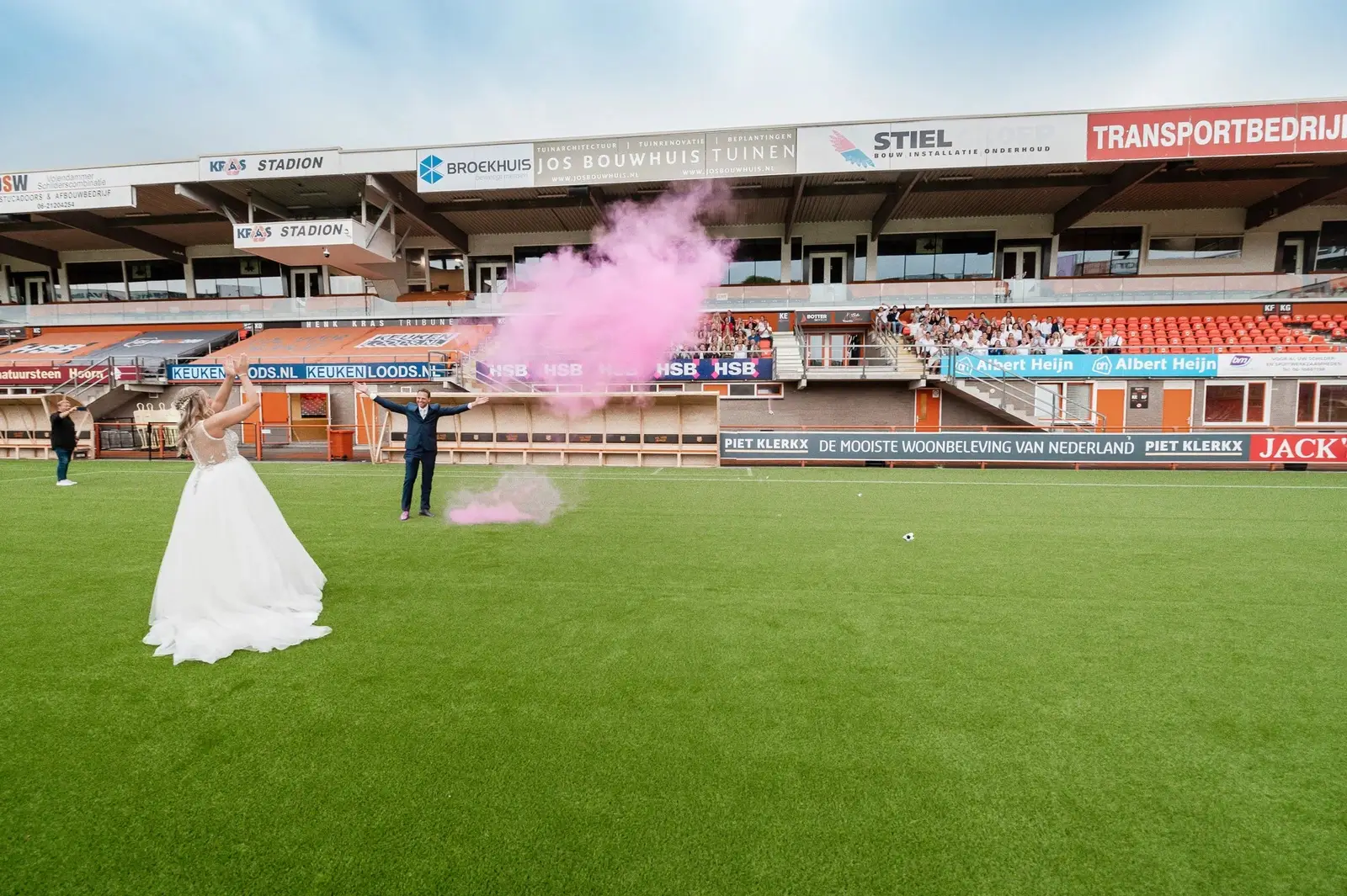 Sportlicher Gender Reveal auf einem Fußballplatz